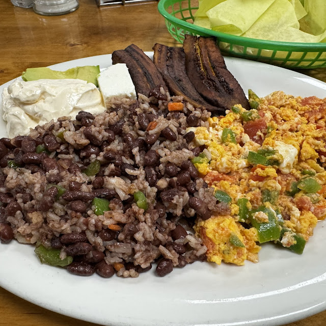 Plátanos Fritos Con Frijoles Y Crema Fried Plantains with Beans and Cream