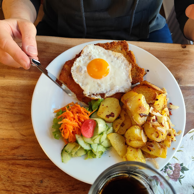 Schweineschnitzel 180g Mit Bratkartoffeln Und Champignonrahmsoße