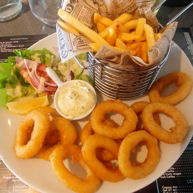 Beignets de Calamar Frites Salade Sauce Tartare