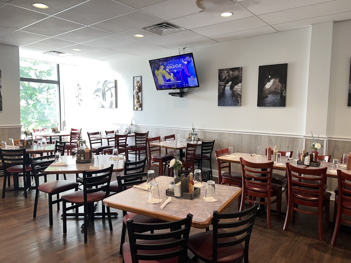 Club Leon Bar & Grill