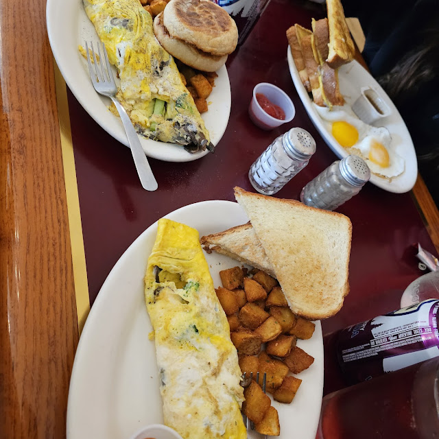 Broccoli and Shroom Omelet Home Fries Toast