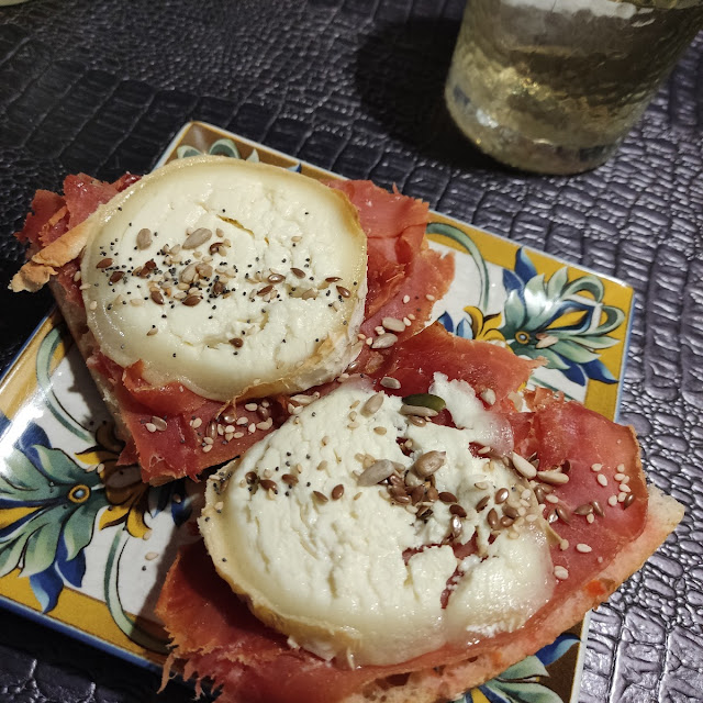 Tostada de Jamón Serrano Y Queso de Cabra