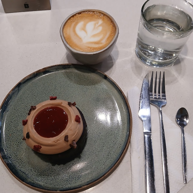 Budin de Chocolate Salt Caramel Y Frambuesa Flat White
