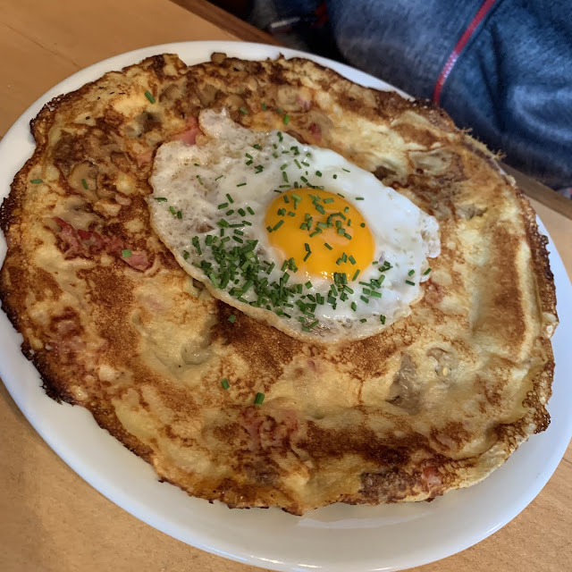 Pfannkuchen Mit Schinken Champignons Und Spiegelei