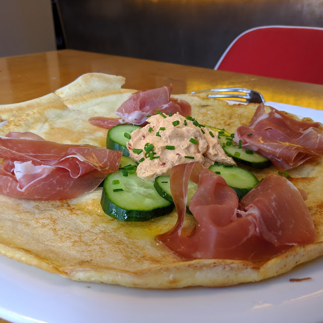 Pfannkuchen Mit Rohschinken Sambal-frischkäse Und Gurken