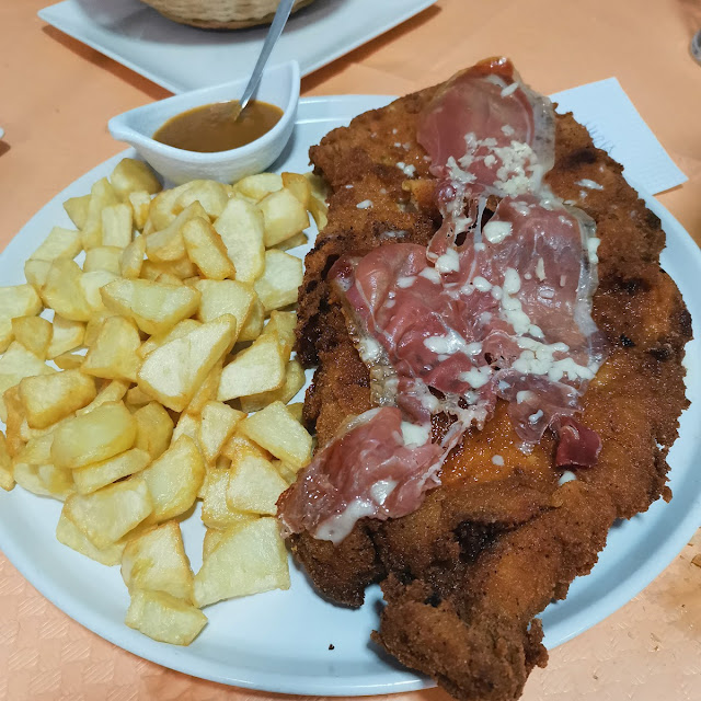 Cachopo de Ternera Con Patatas Fritas