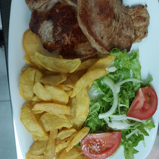 Filete de Ternera A la Plancha Con Patatas Y Ensalada