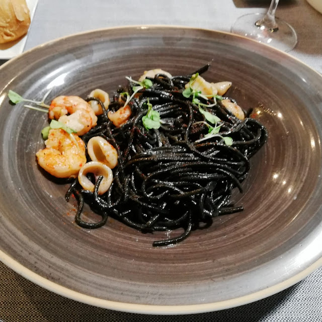 Espaghettis Negros Con Calamares Y Gambas Con Ajo Y Guindilla