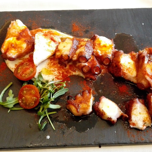Pulpo A la Brasa Con Parmentier de Patata