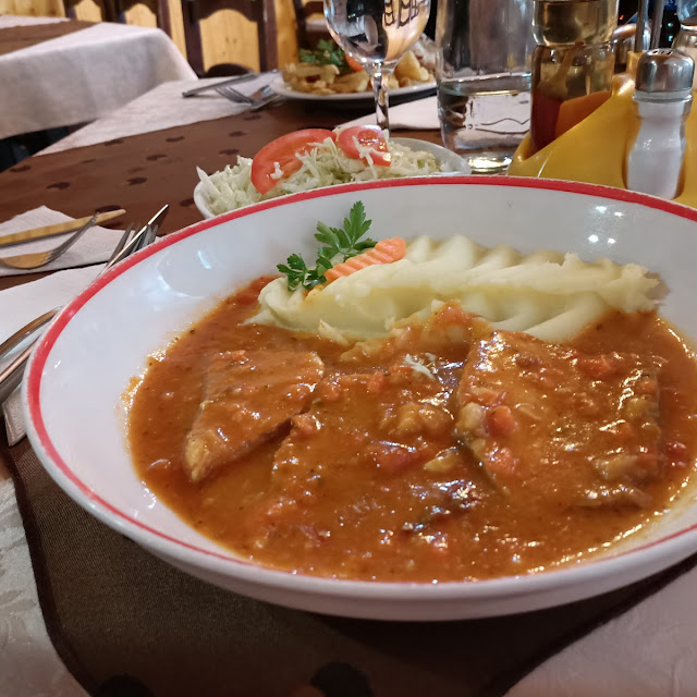 Pireu De Cartofi Cu Friptură De Porc La Tavă Și Salată De Varză