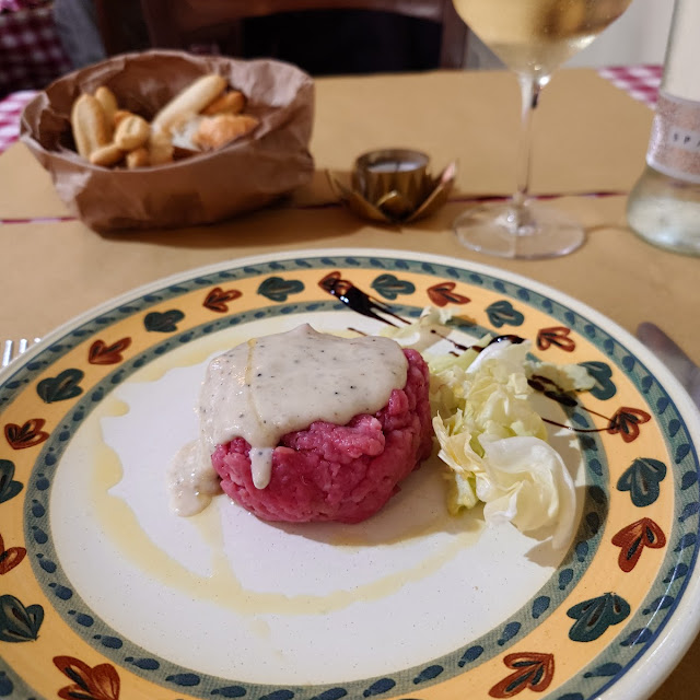 Carne Cruda Con Salsa Al Tartufo Nero