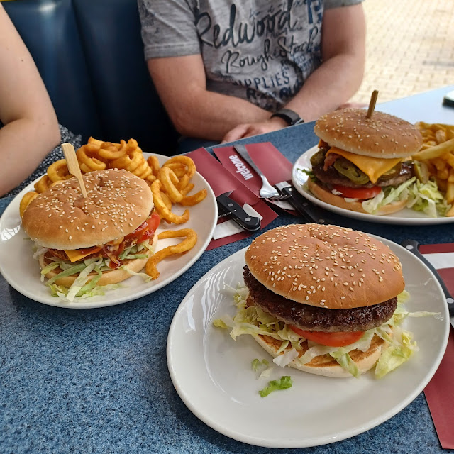 American Diner Burger Mit Pommes