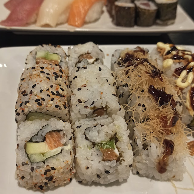 Mix de Sushi Niguiris Y Temaki Salmón