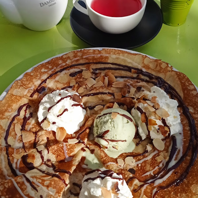 Crêpe Glace Pistache Chantilly Chocolat Blanc Et Noir Avec Amandes Grillées