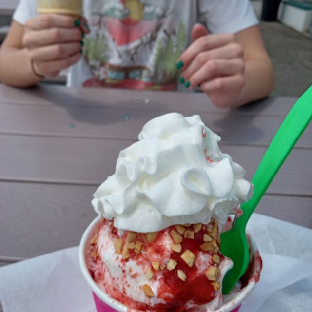 Small Strawberry Sundae with Marshmallow Cream