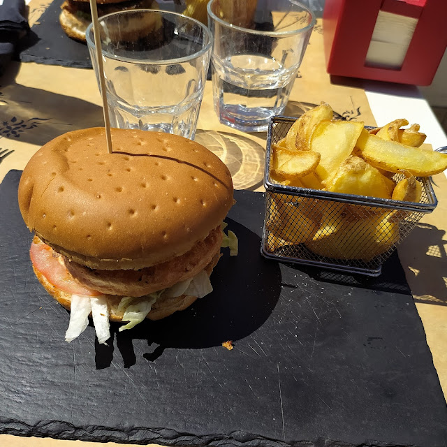 Hamburger Di Salmone E Patate Fritte