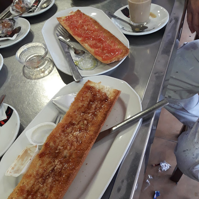 Tostada de Mantequilla Y Tostada de Tomate Y Aceite