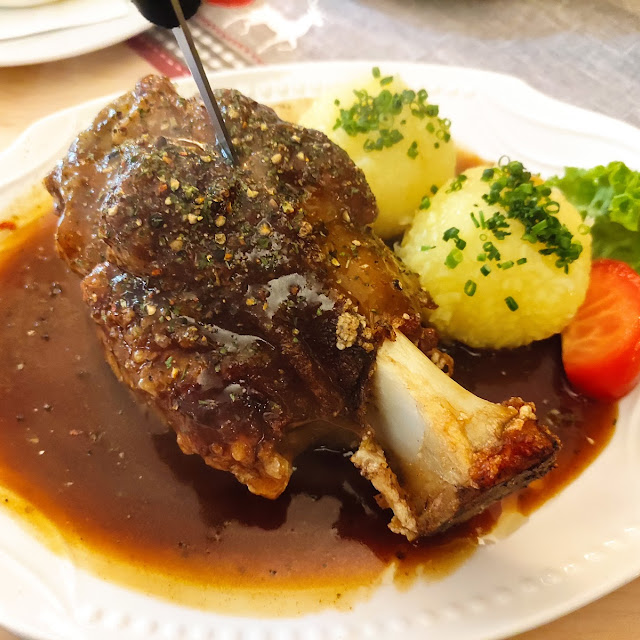 Schweinshaxe Mit Knödel Und Dunkelbiersoße