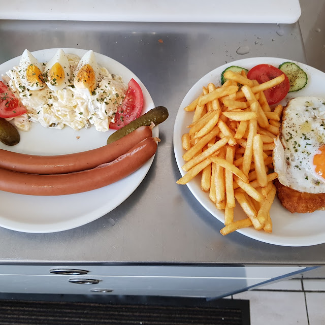 Schnitzel Mit Ei Und Pommes Und Würstchen Und Kartoffelsalat