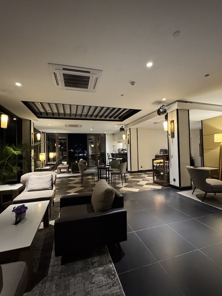 Awan Eight Bar & Lounge