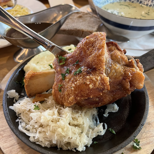 Ofenfrische Schweinshaxe Mit Bratensauce