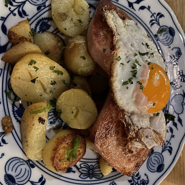 Leberkäse Mit Spiegelei Und Bratkartoffeln