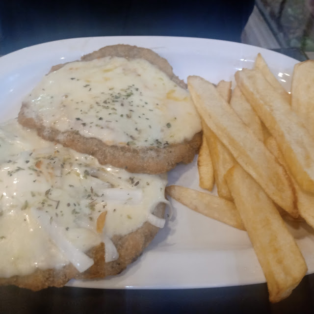 Milanesa A la Fugazzeta Con Papas Fritas