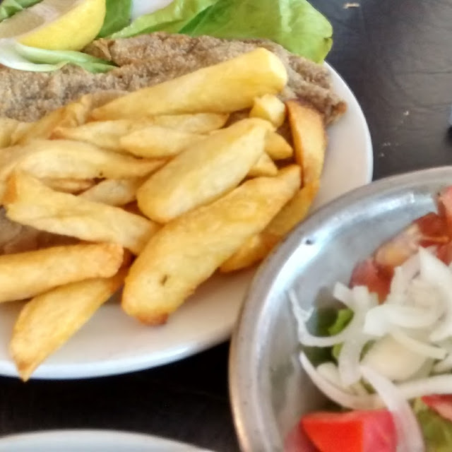Milanesas Con Papas Y Ensaladas