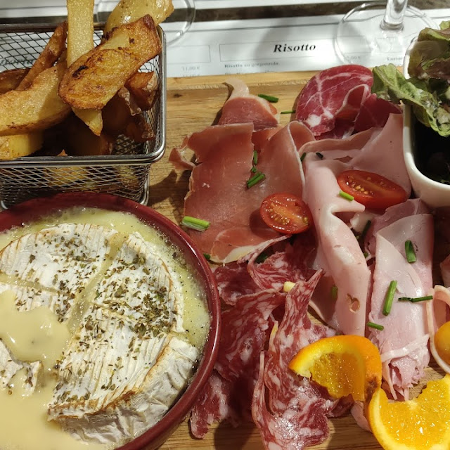 Camembert Au Four Charcuterie Et Frites Salade