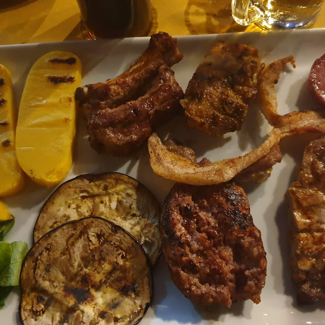 Grigliata Mista Con Polenta E Patate Fritte