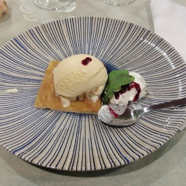 Tarta de Manzana Con Helado de Vainilla