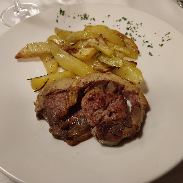 Rotolo Di Faraona Ai Carciofi E Patate Al Forno