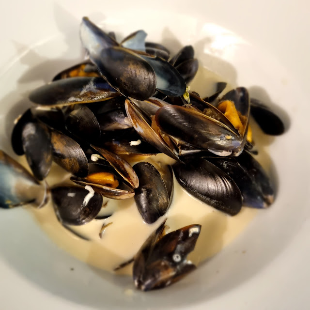White Wine and Cream Mussels