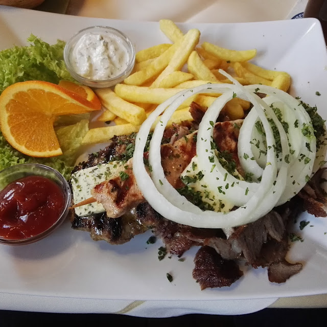 Gyros Mit Souvlaki Und Bifteki