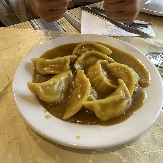 Empanadas de Cerdo Con Salsa de Curry