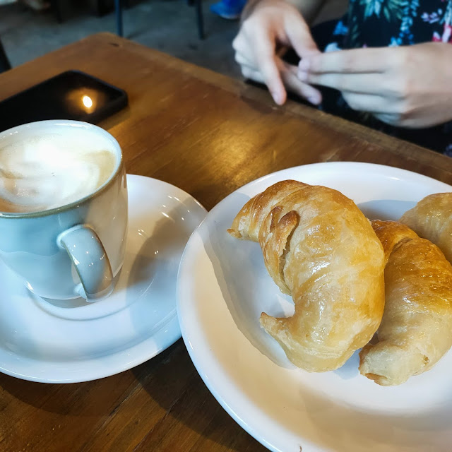 Café Con Leche Con Medialunas