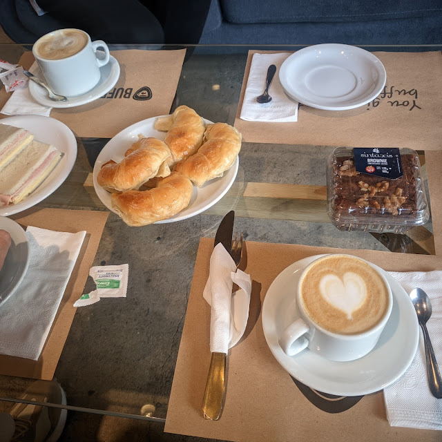 Cafe Con Leche Sándwich de Miga Medialunas Y Brownie Sin Tacc