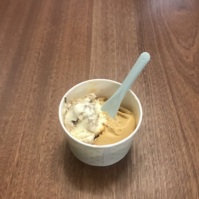 Înghețată Cu Caramel Sarat Și Profiterol