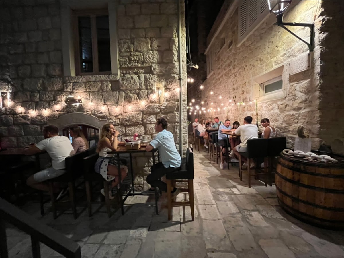 Roco - Farm2Table | Wine,Vinyl & Coctails experience