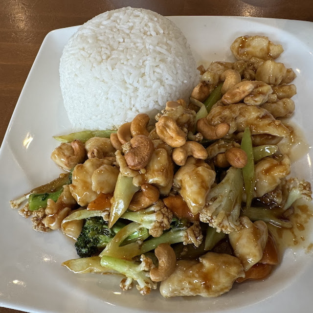 Chicken with Cashew Nuts on Rice