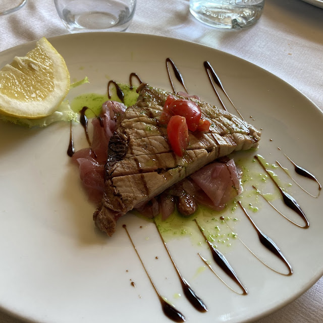 Tagliata Di Tonno Con Cipolla Di Tropea Caramellata Ed Uva Sultanina