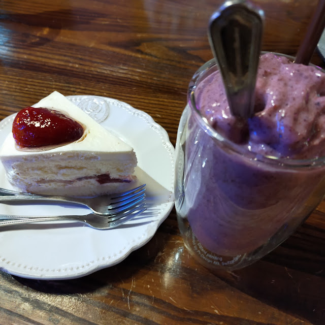 イチゴのショートケーキとベリーのスムージー