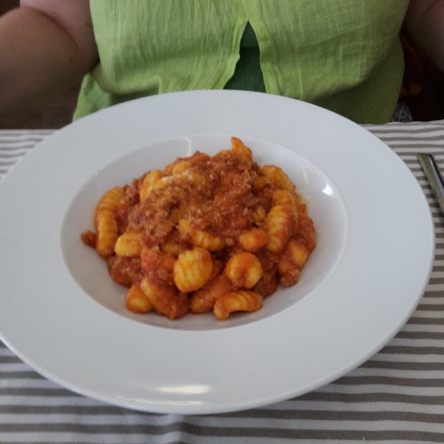 Gnocchi Di Patate Rosse Con Ragu Di Salsiccia E Pomodoro