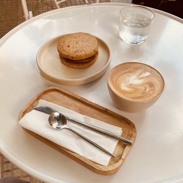 Alfajor de Almendra Con Relleno de Dulce de Leche Café Con Leche