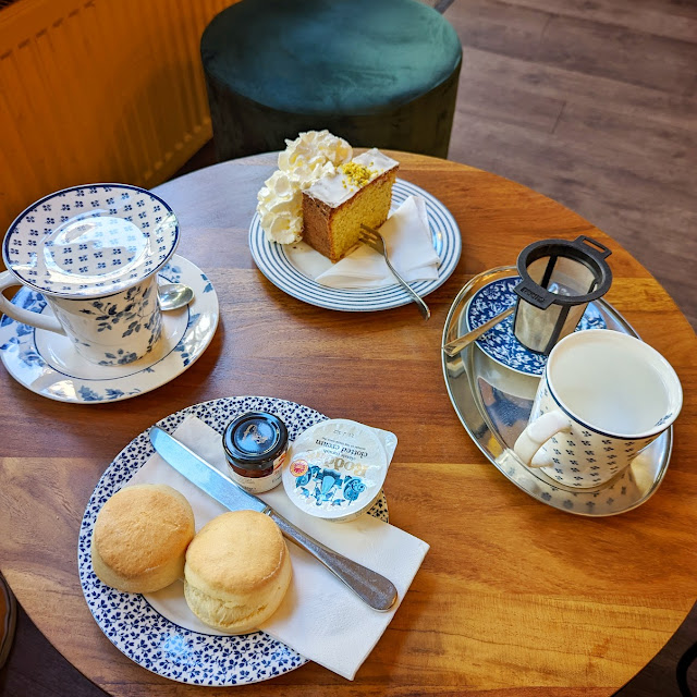 Scones Und Pistachio Cake