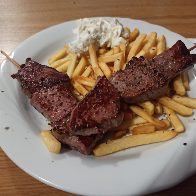 Rinderspieß Mit Pommes
