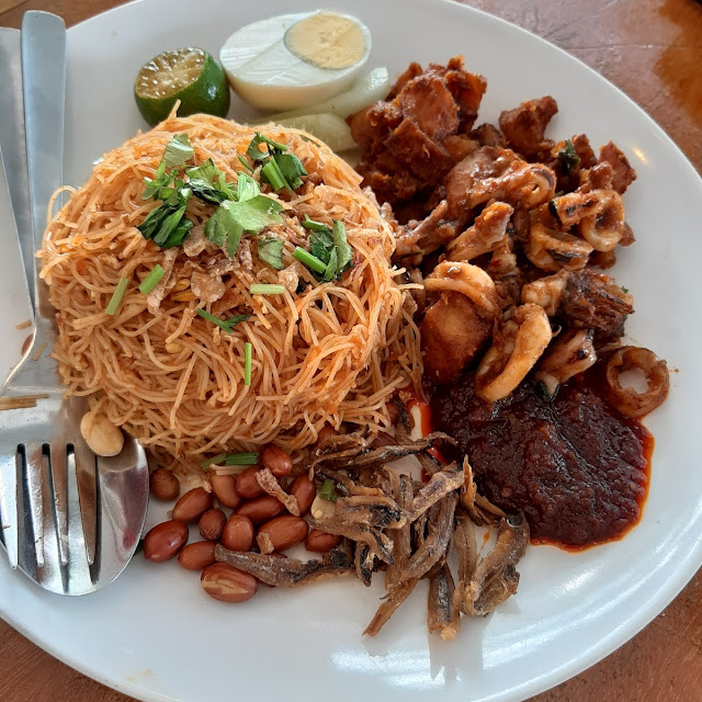 Meehoon with Sambal Sotong