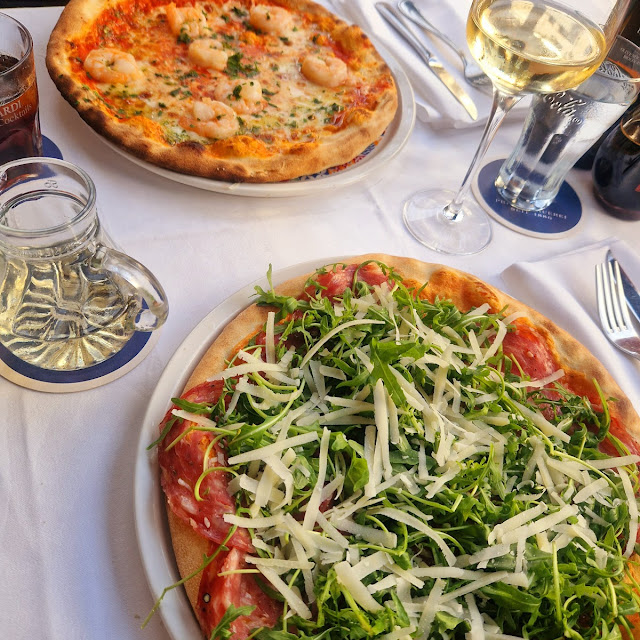 Pizza Meeresfrüchte Und Pizza Salami Rucola