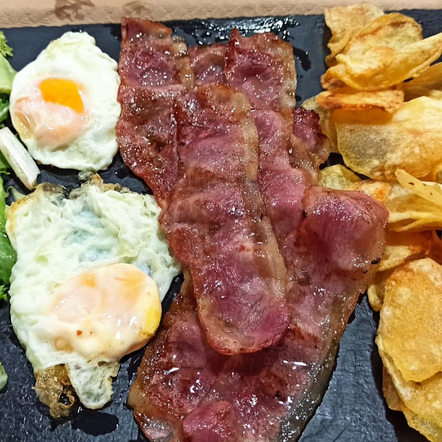 Plato Conbinado de Bacin Con Huevos