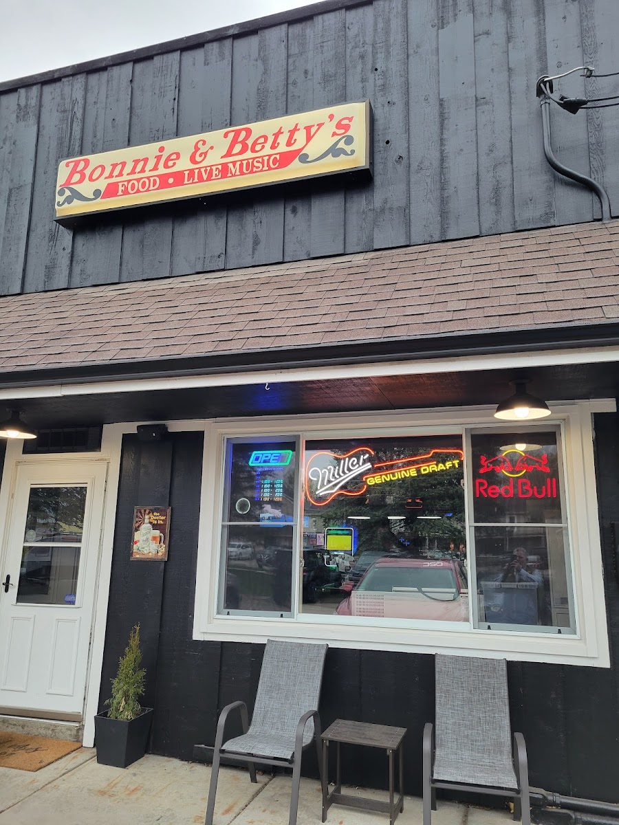 Bonnie & Betty's Bar & Restaurant